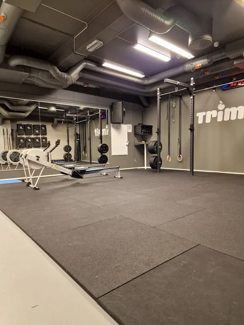 Funksjonelt treningsområde med rack, kettlebells og romaskin hos Trimfit