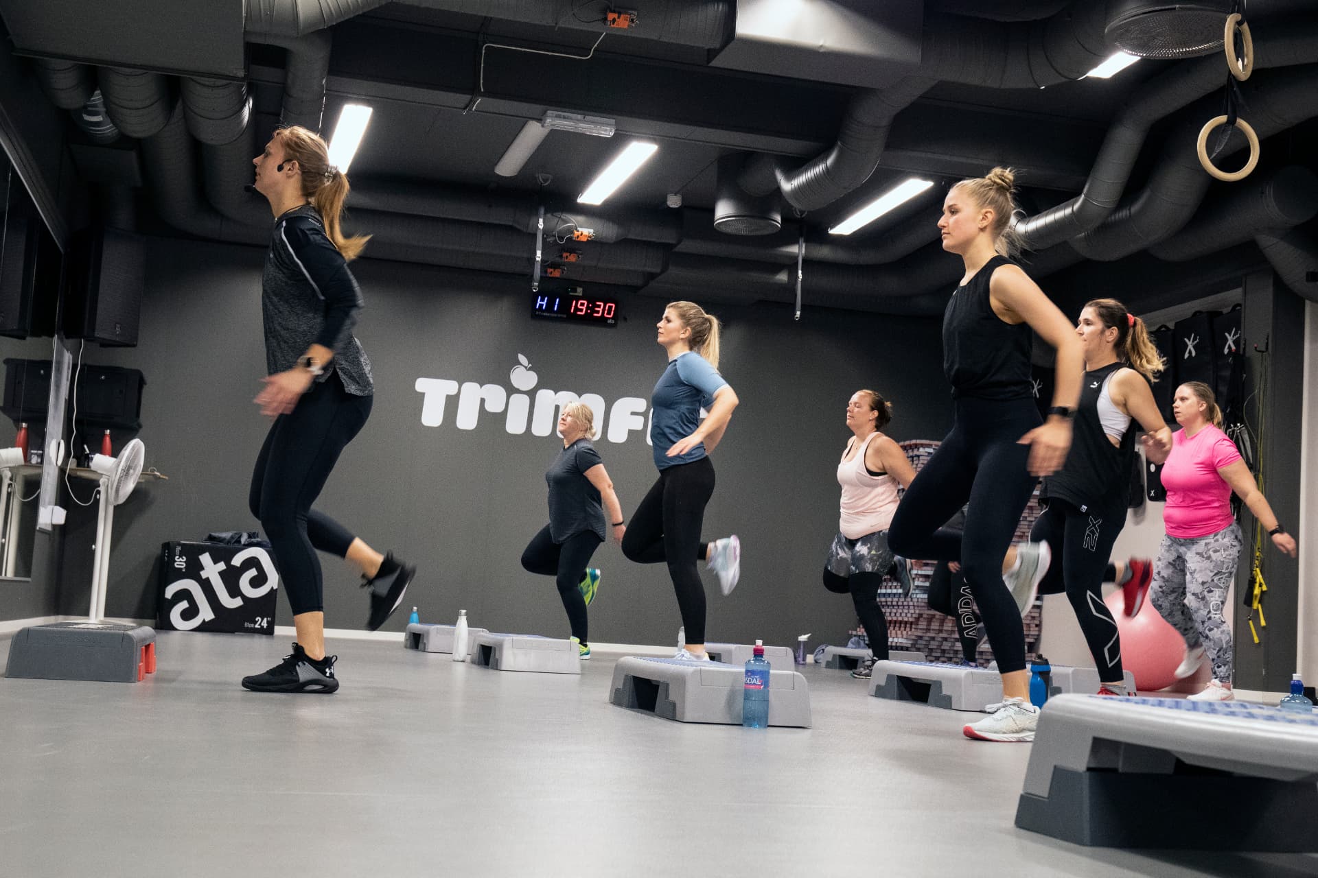 Deltakere på gruppetime i salen hos Trimfit