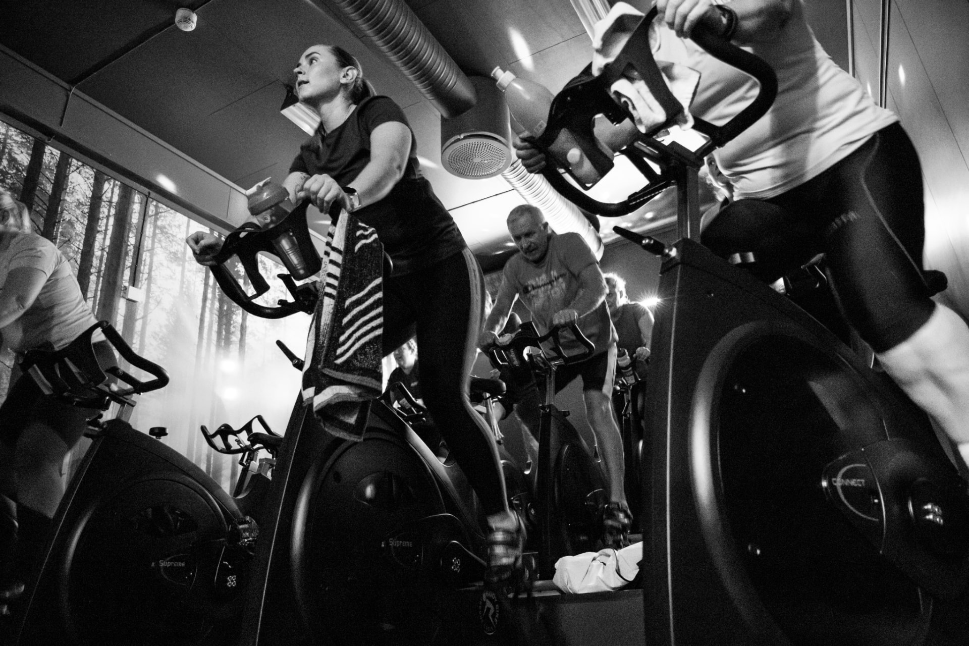 Deltakere på spinningtime i spinningsalen hos Trimfit