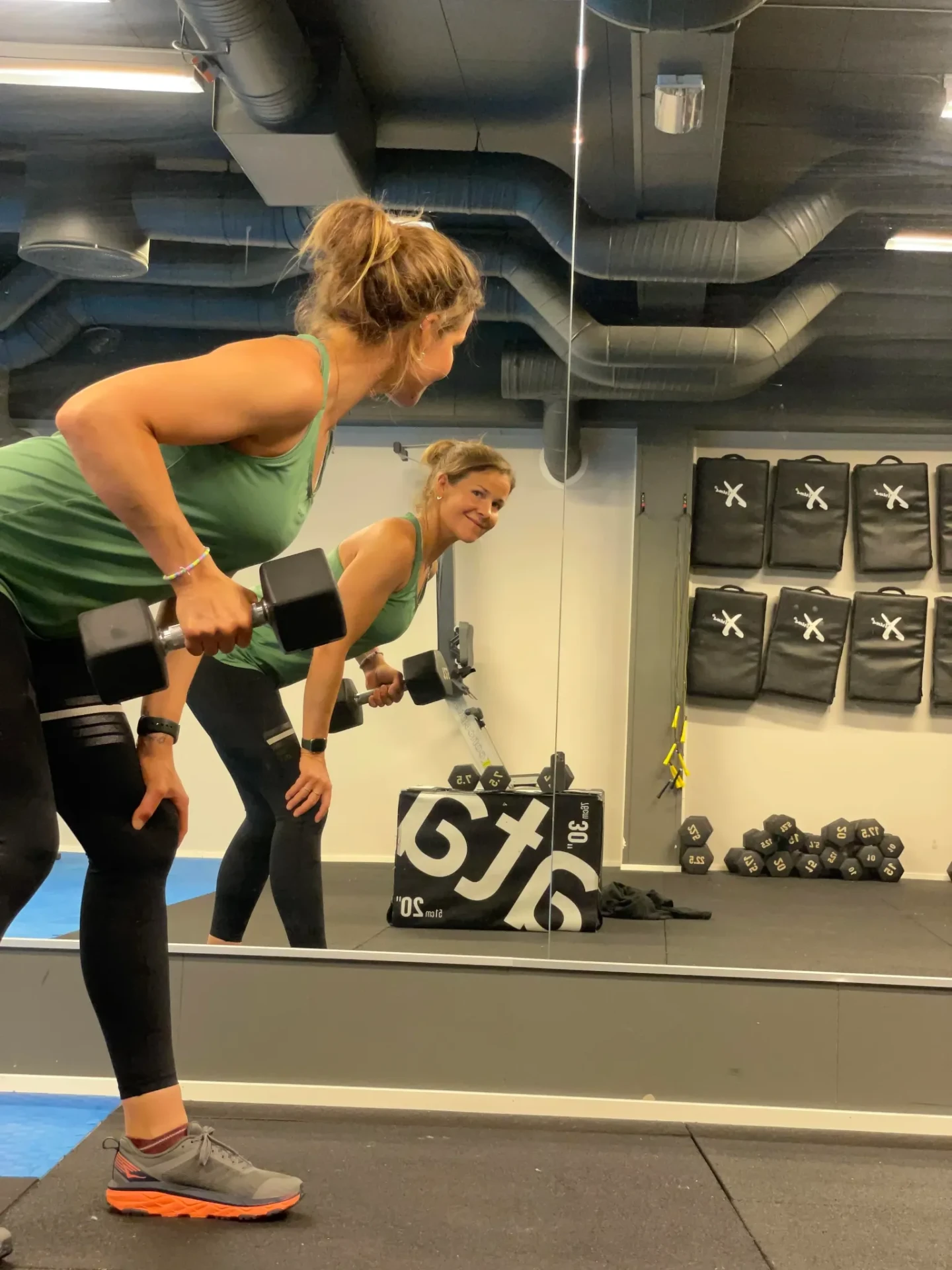 Marte trener med manualer foran speilet hos Trimfit